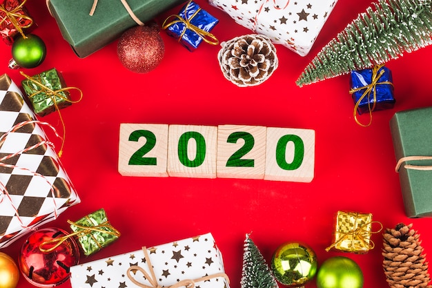 Coffrets-cadeaux de Noël avec l'année 2020 sur des blocs de bois, Préparation aux vacances. Vue de dessus