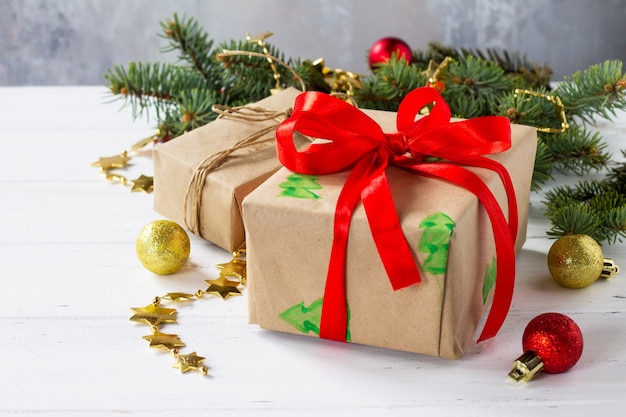 Coffrets cadeaux de Noël avec un arbre de Noël sur une table en bois blanc