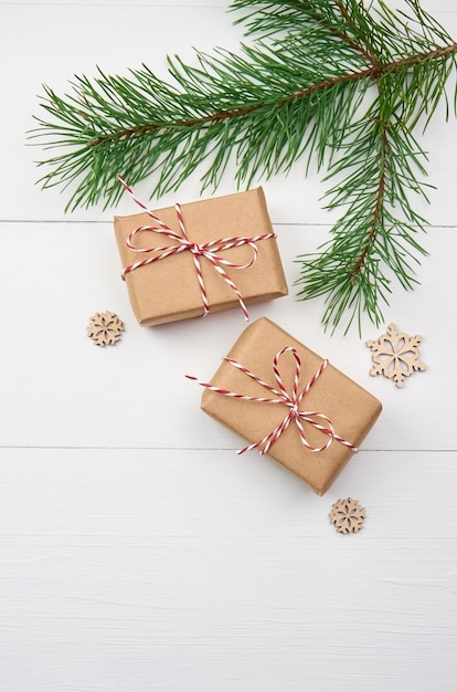 Coffrets cadeaux de Noël avec des branches de pin sur blanc