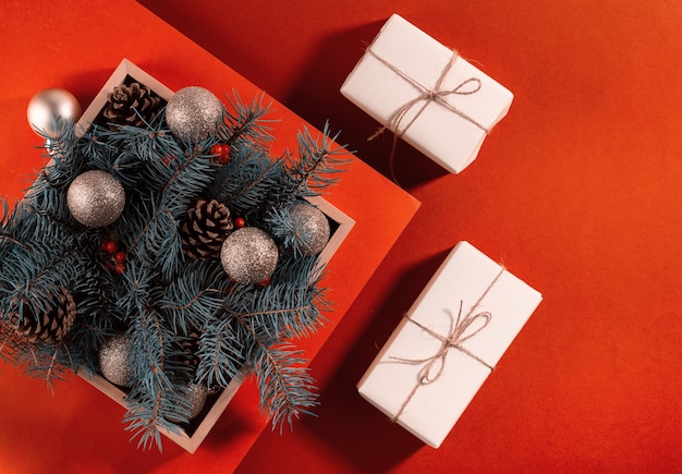 Coffrets cadeaux de Noël avec des branches de sapin festives.