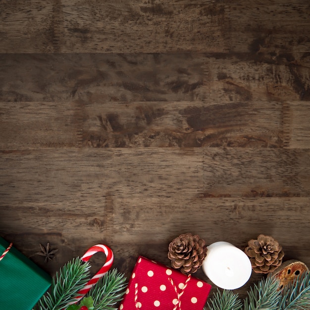 Coffrets-cadeaux de Noël colorés sur fond de table en bois marron foncé