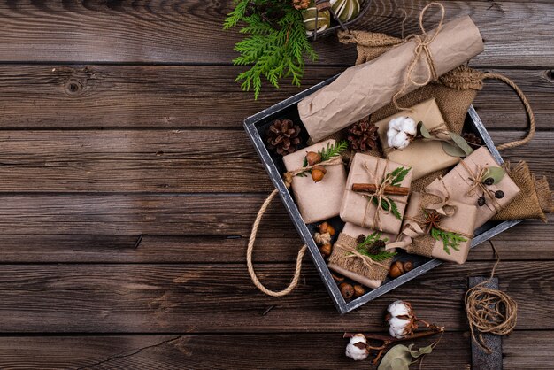 Coffrets cadeaux de Noël dans un emballage papier artisanal écologique zéro déchet