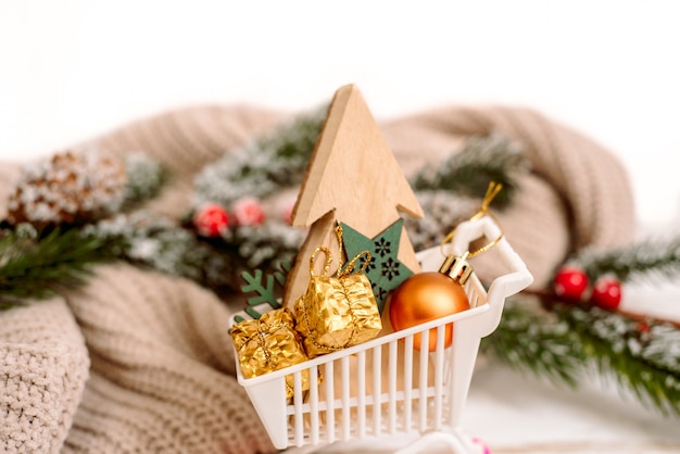 Coffrets cadeaux de Noël dans un panier avec des flocons de neige décoratifs autour, concept de vente de Noël. chandail tricoté confortable.