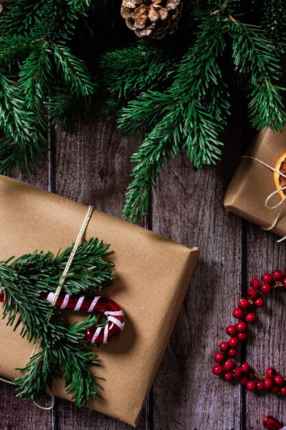 Coffrets cadeaux de Noël avec décoration en papier kraft et branches de pin
