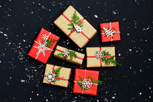 Coffrets cadeaux de Noël décorés et flocons blancs