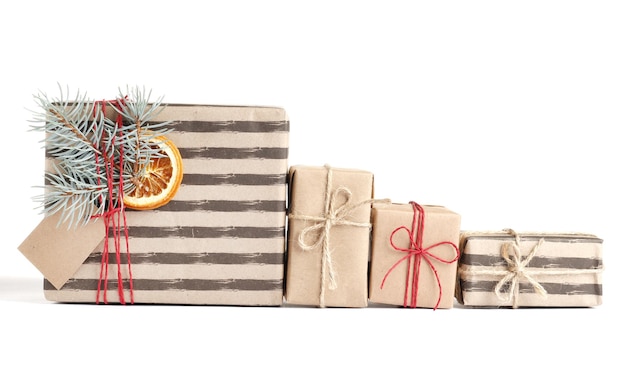 Coffrets cadeaux de Noël élégant Kraft isolé sur fond blanc
