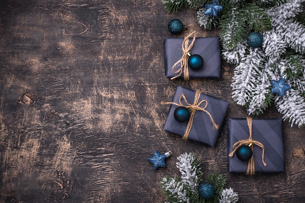 Coffrets cadeaux de Noël en papier bleu sur table en bois foncé