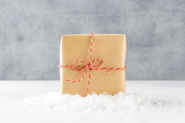 Coffrets cadeaux de Noël en papier kraft sur neige