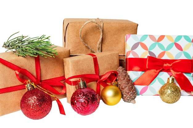 Photo coffrets cadeaux de noël et pommes de pin et branches isolées sur fond blanc ou transparent