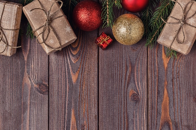 Coffrets cadeaux de Noël et sapin sur fond de bois