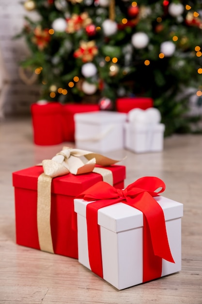 Coffrets cadeaux de Noël sous l'arbre de Noël sur plancher en bois. Matin de vacances.