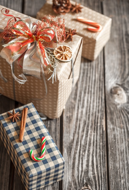 Coffrets cadeaux de Noël sur table en bois