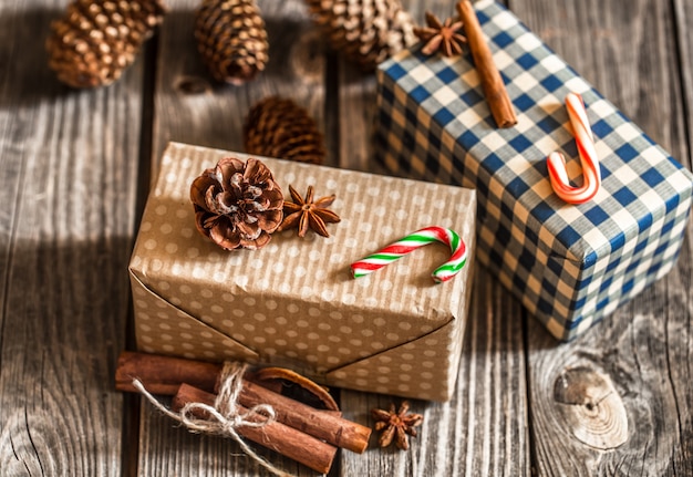 Coffrets cadeaux de Noël sur table en bois