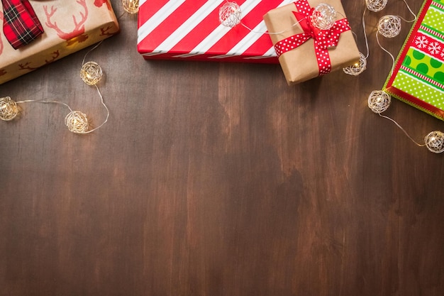 Coffrets cadeaux de Noël sur table en bois.