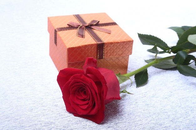 Coffrets cadeaux avec noeud et rose sur blanc