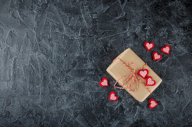 Coffrets cadeaux en papier kraft, ruban décoratif avec coeurs en bois et coeurs décoratifs en feutre. La Saint-Valentin. Mise à plat. Vue de dessus.