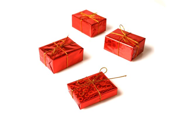 Coffrets cadeaux rouges sur fond blanc. Cadeaux pour les vacances.