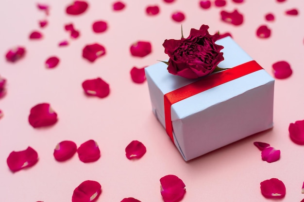 Coffrets cadeaux saint valentin sur fond rose avec pétale de roses