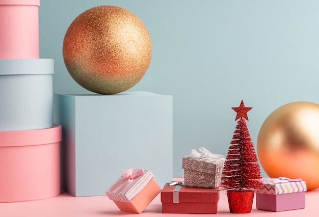 Coffrets cadeaux et sapin de Noël rouge