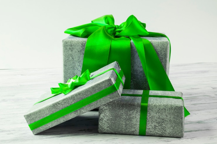 Photo coffrets cadeaux sur la table.