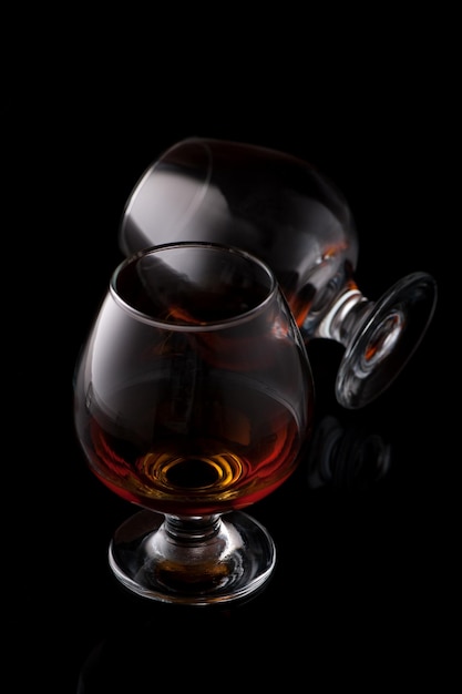 Cognac ou brandy dans des gobelets en verre