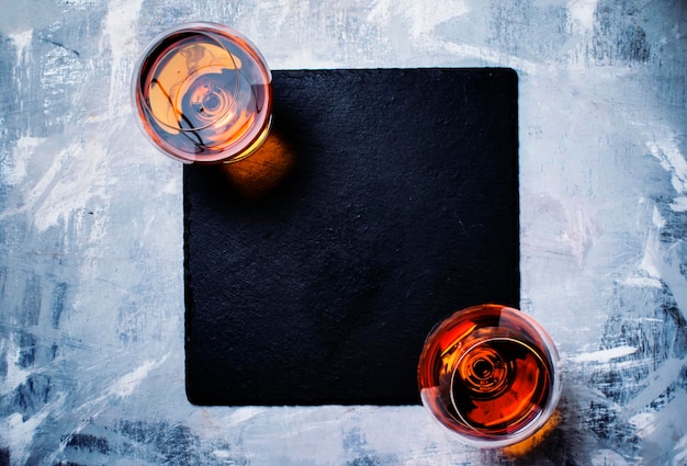 Cognac dans deux verres sur fond de pierre vue de dessus