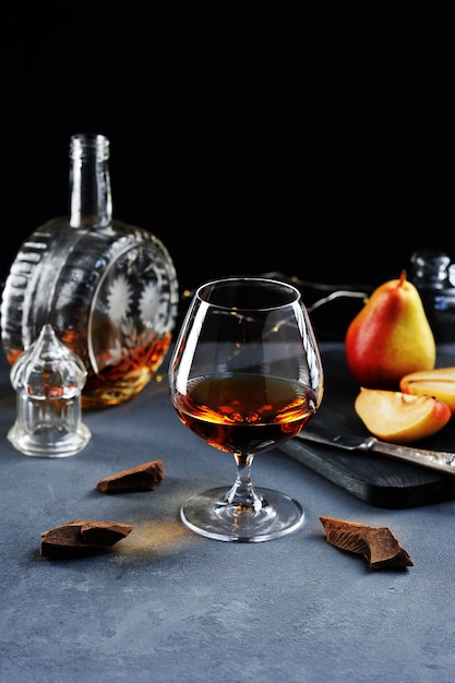 Cognac dans un verre de chocolat et de poire