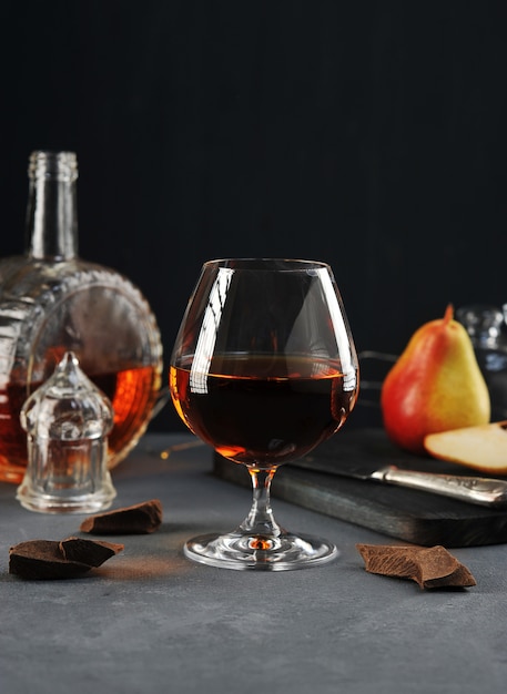 Cognac dans un verre de chocolat et de poire