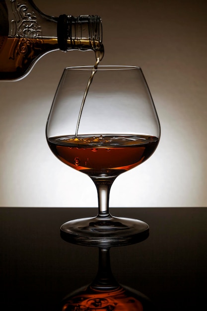 Cognac dans un verre rétroéclairé