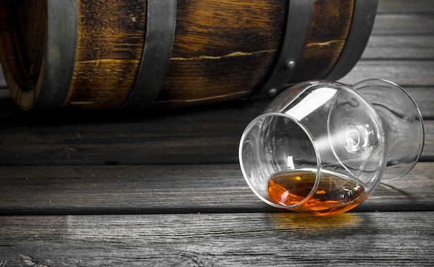 Cognac dans un verre et un tonneau