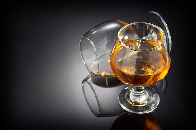 Cognac et verre sur fond noir