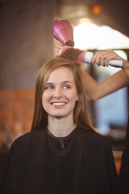 Coiffeur coiffant les cheveux des clients