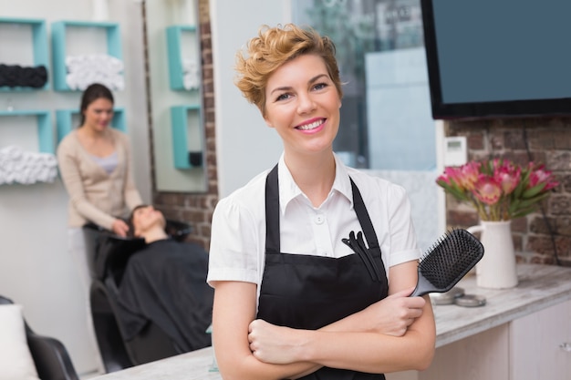 Photo coiffeur confiant, souriant à la caméra