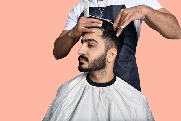 coiffeur couper les cheveux un autre homme indien modèle pakistanais