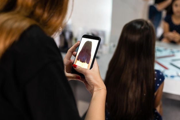 Photo coiffeur faisant une coiffure à une jolie petite fille.