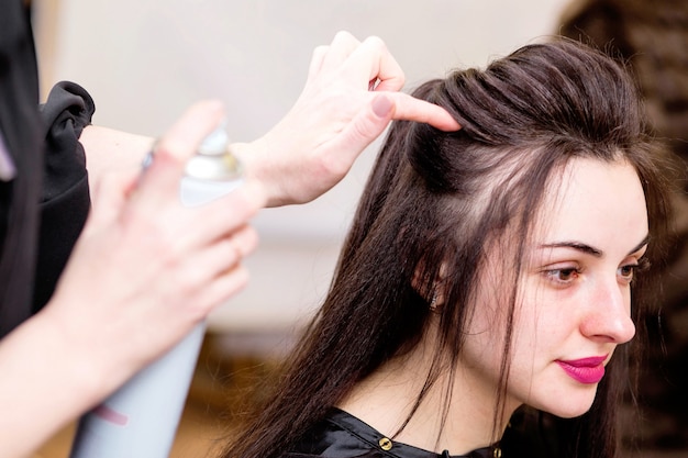 Coiffeur faisant coiffure pour modèle