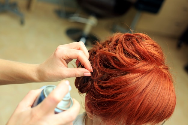 Un coiffeur fait une belle coiffure au salon c