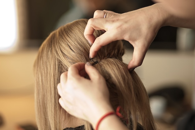 Le coiffeur fait la coiffure pour la mariée