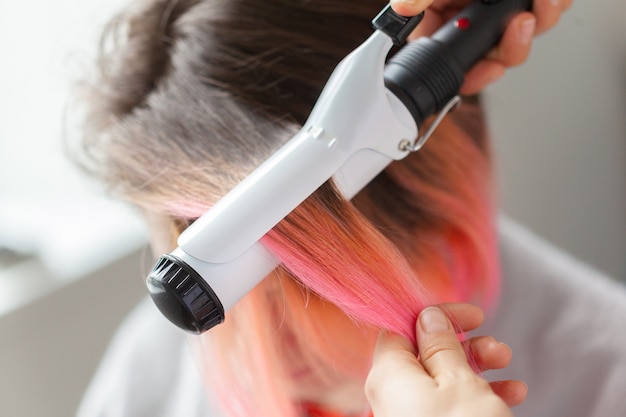 Un coiffeur fait une coiffure