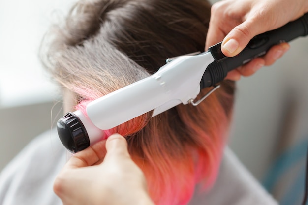 Un Coiffeur Fait Une Coiffure