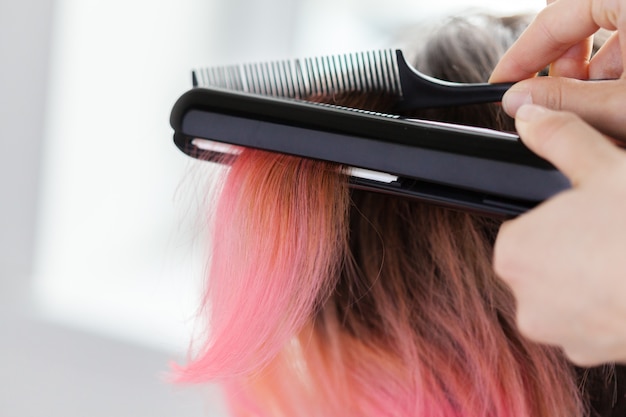 Un Coiffeur Fait Une Coiffure