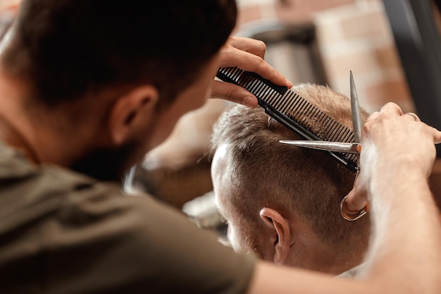 Coiffeur et homme barbu dans un salon de coiffure