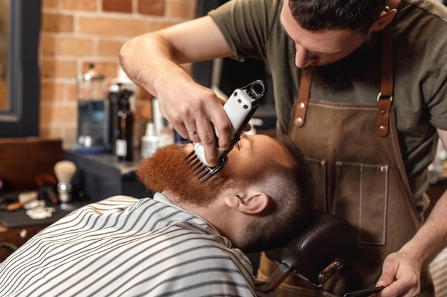 Coiffeur et homme barbu dans un salon de coiffure