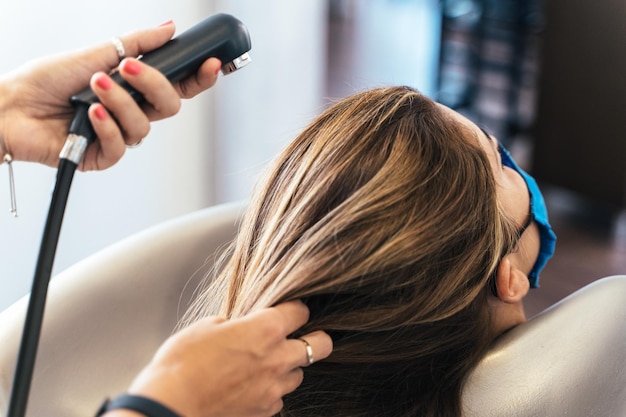 Coiffeur lavant les cheveux d'une femme