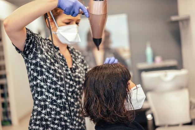 Coiffeur avec mesures de sécurité pour le covid19