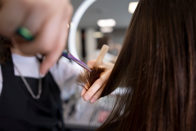 Photo coiffeur prenant soin de son client