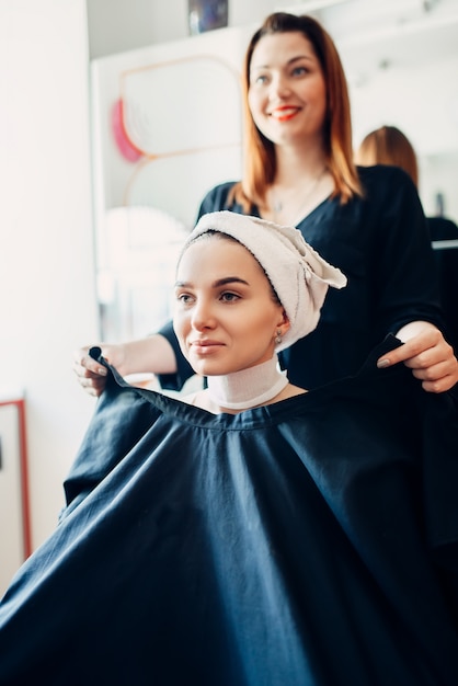 Le coiffeur prend la cape sur une cliente