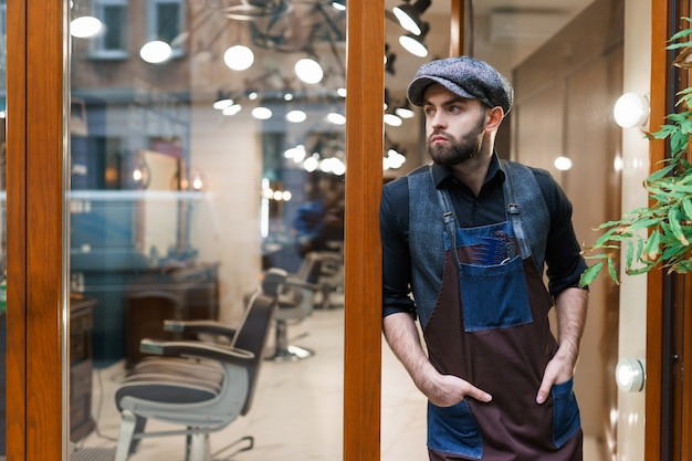 Coiffeur près de l'entrée