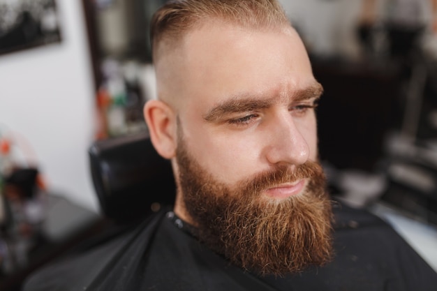 Coiffeur professionnel masculin au service du client