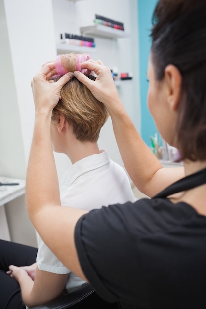 Coiffeur, réglage, bigoudis, dans, cheveux